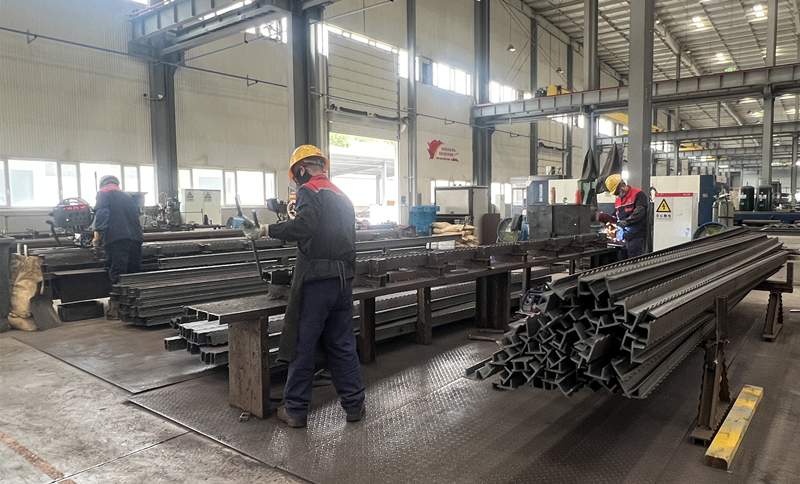 矿用金属顶梁生产车间